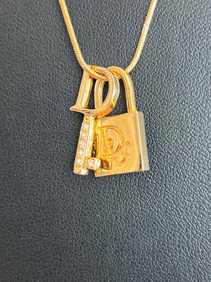 Dior Collier pendentif cadenas et clé logo Dior strass, métal doré authentifié — Le comptoir vintage