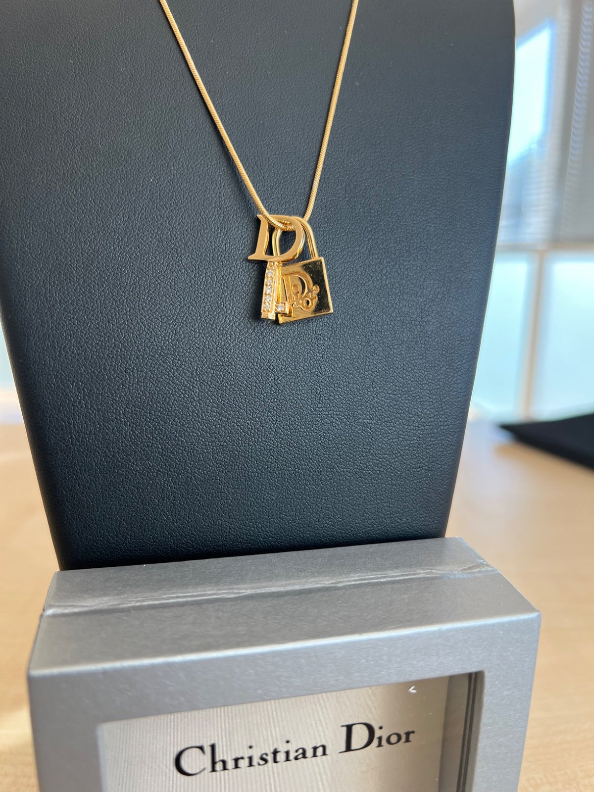 Dior Collier pendentif cadenas et clé logo Dior strass, métal doré — vue 5 | Le comptoir vintage