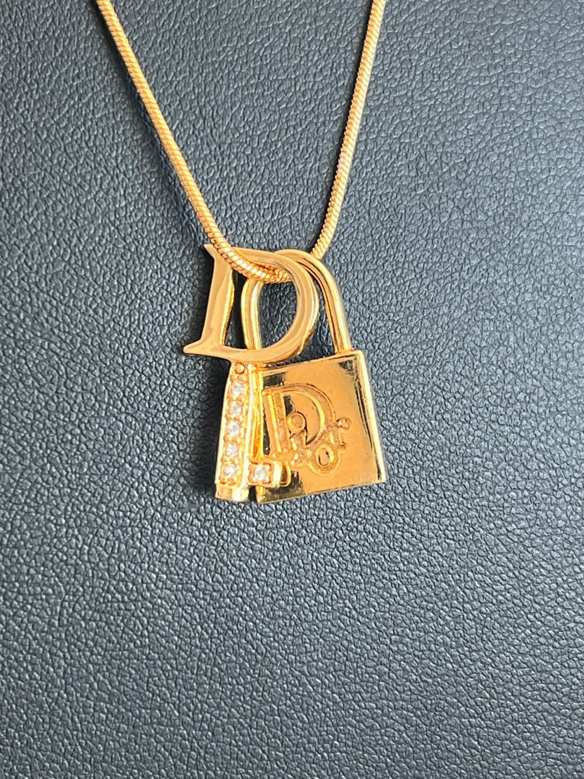 Dior Collier pendentif cadenas et clé logo Dior strass, métal doré — vue 3 | Le comptoir vintage