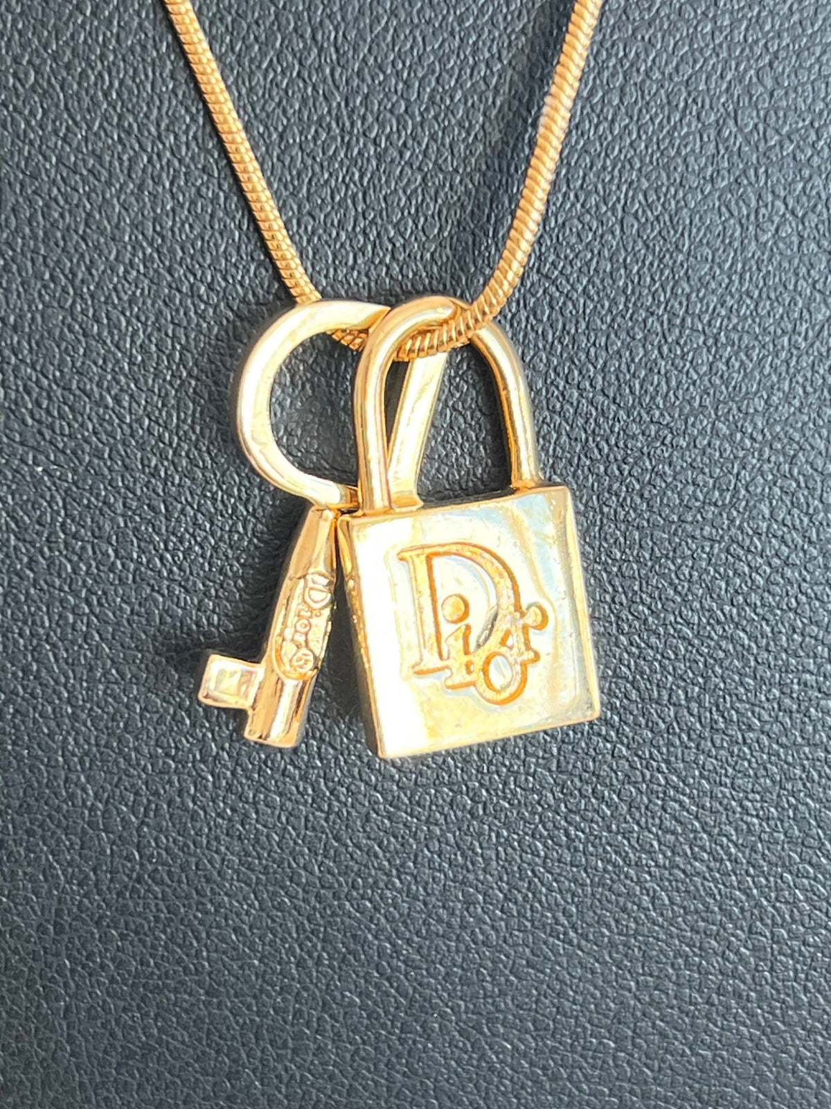 Dior Collier pendentif cadenas et clé logo Dior strass, métal doré — vue 6 | Le comptoir vintage
