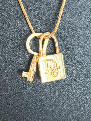 Dior Collier pendentif cadenas et clé logo Dior strass, métal doré — vue 6 | Le comptoir vintage