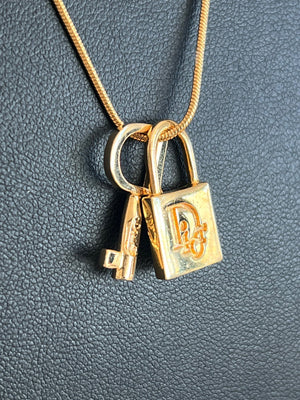 Dior Collier pendentif cadenas et clé logo Dior strass, métal doré — vue 2 | Le comptoir vintage