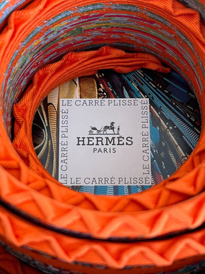 Hermès Carré Plissé "Cuirs du Désert" en soie orange authentifiée — Le comptoir vintage