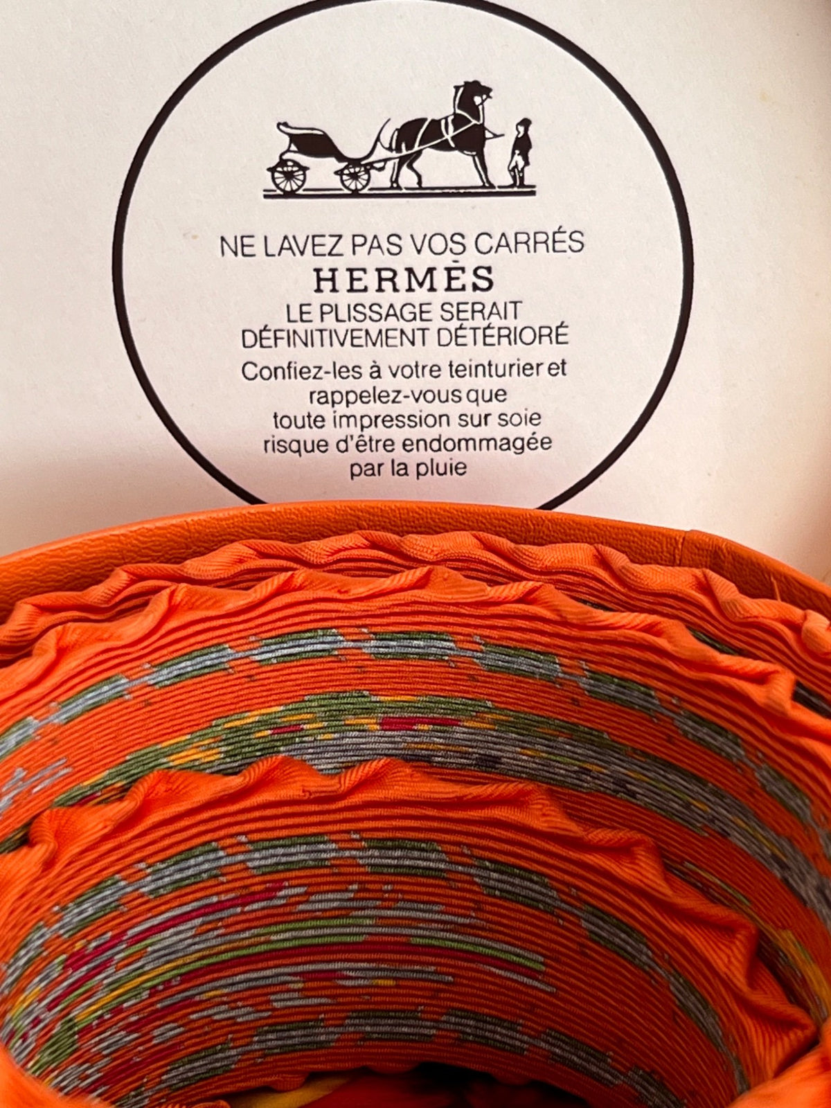 Hermès Carré Plissé "Cuirs du Désert" en soie orange — vue 2 | Le comptoir vintage