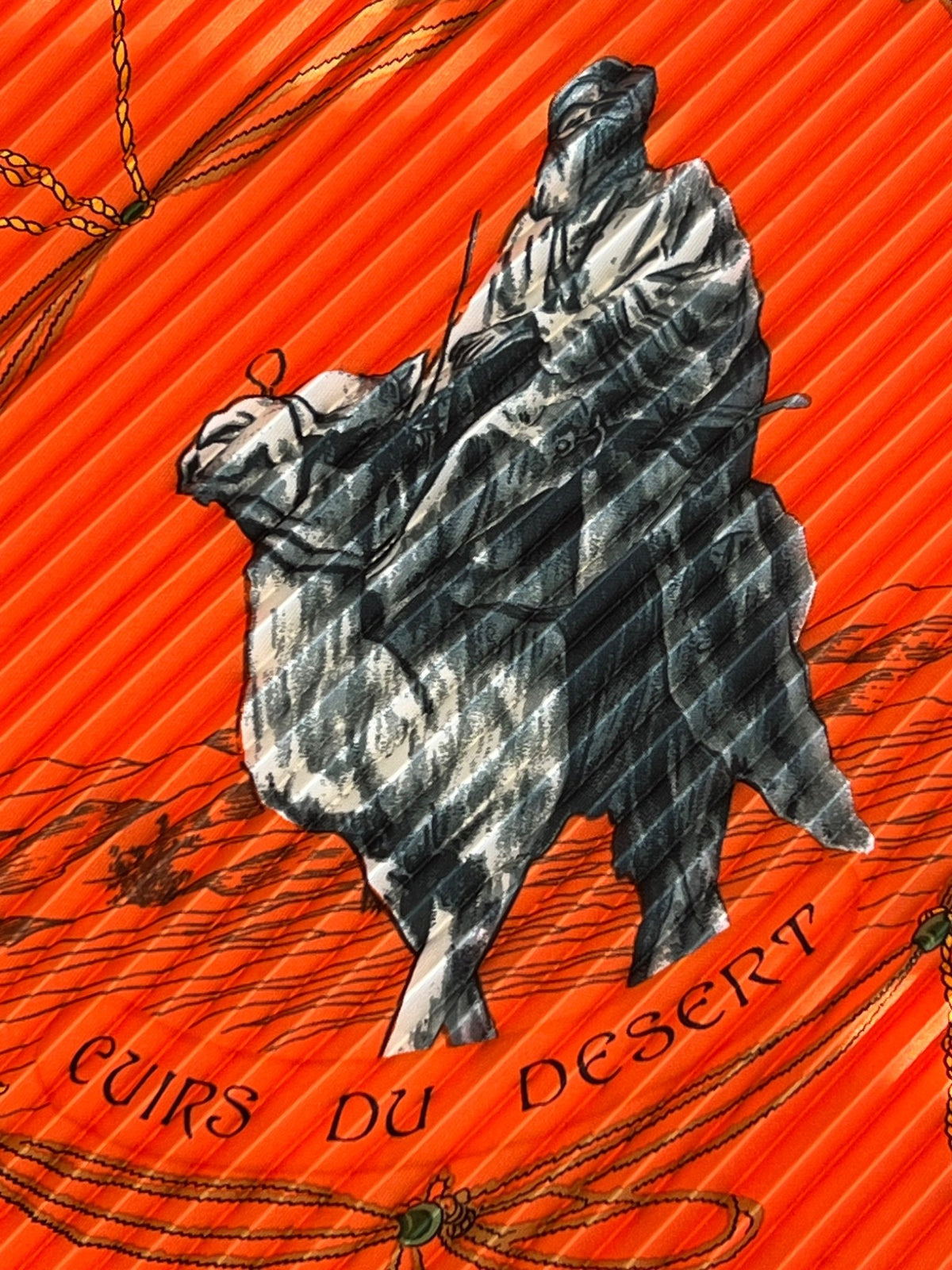 Hermès Carré Plissé "Cuirs du Désert" en soie orange — vue 5 | Le comptoir vintage