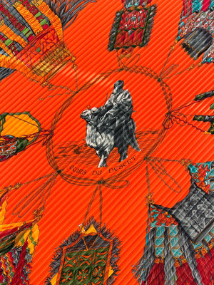 Hermès Carré Plissé "Cuirs du Désert" en soie orange — vue 4 | Le comptoir vintage