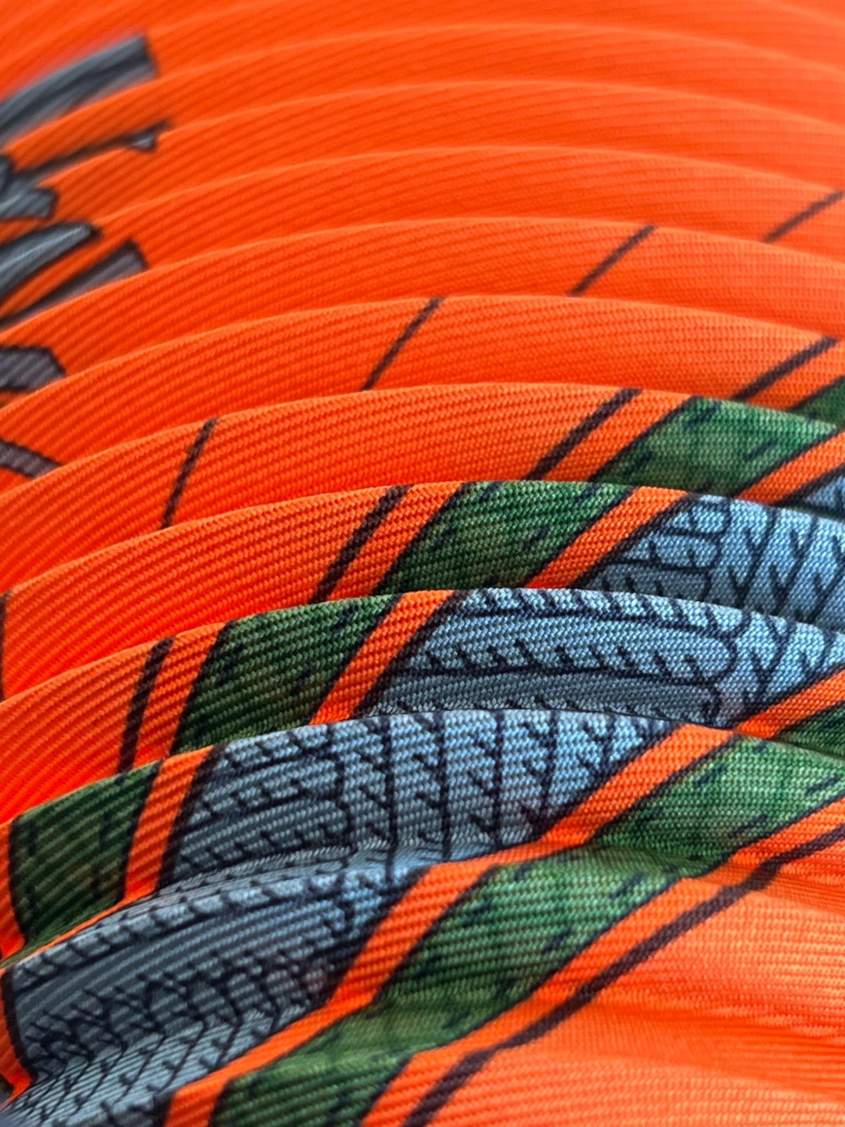 Hermès Carré Plissé "Cuirs du Désert" en soie orange — vue 8 | Le comptoir vintage