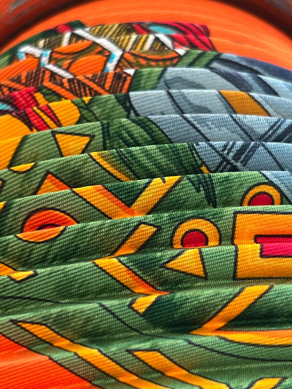 Hermès Carré Plissé "Cuirs du Désert" en soie orange — vue 9 | Le comptoir vintage