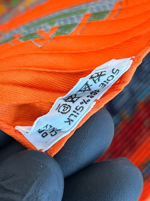 Hermès Carré Plissé "Cuirs du Désert" en soie orange — vue 10 | Le comptoir vintage