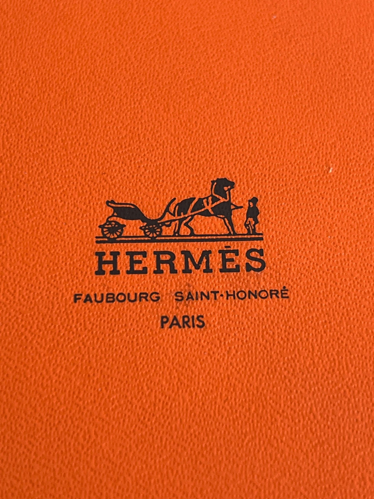 Hermès Carré Plissé "Cuirs du Désert" en soie orange — vue 13 | Le comptoir vintage