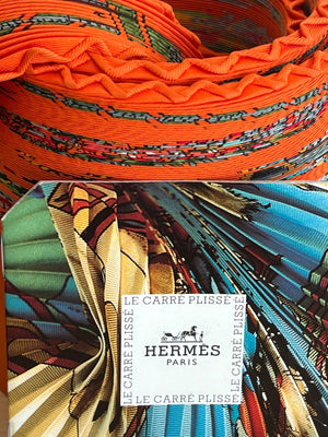 Hermès Carré Plissé "Cuirs du Désert" en soie orange — vue 14 | Le comptoir vintage