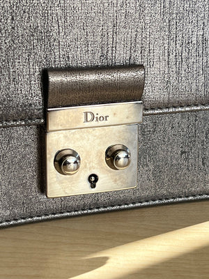 Christian Dior Sac Miss Dior Promenade Pouch en cuir métallisé argenté — vue 6 | Le comptoir vintage