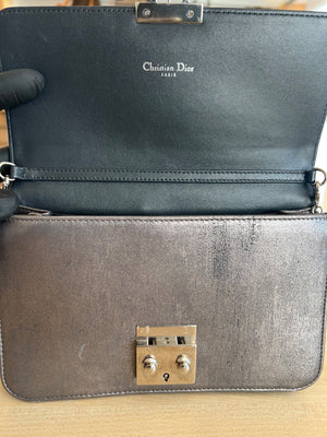 Christian Dior Sac Miss Dior Promenade Pouch en cuir métallisé argenté — vue 11 | Le comptoir vintage