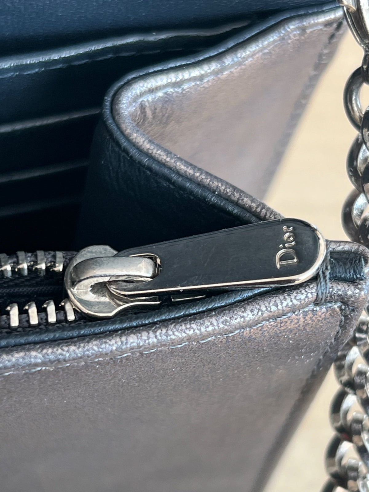 Christian Dior Sac Miss Dior Promenade Pouch en cuir métallisé argenté — vue 19 | Le comptoir vintage
