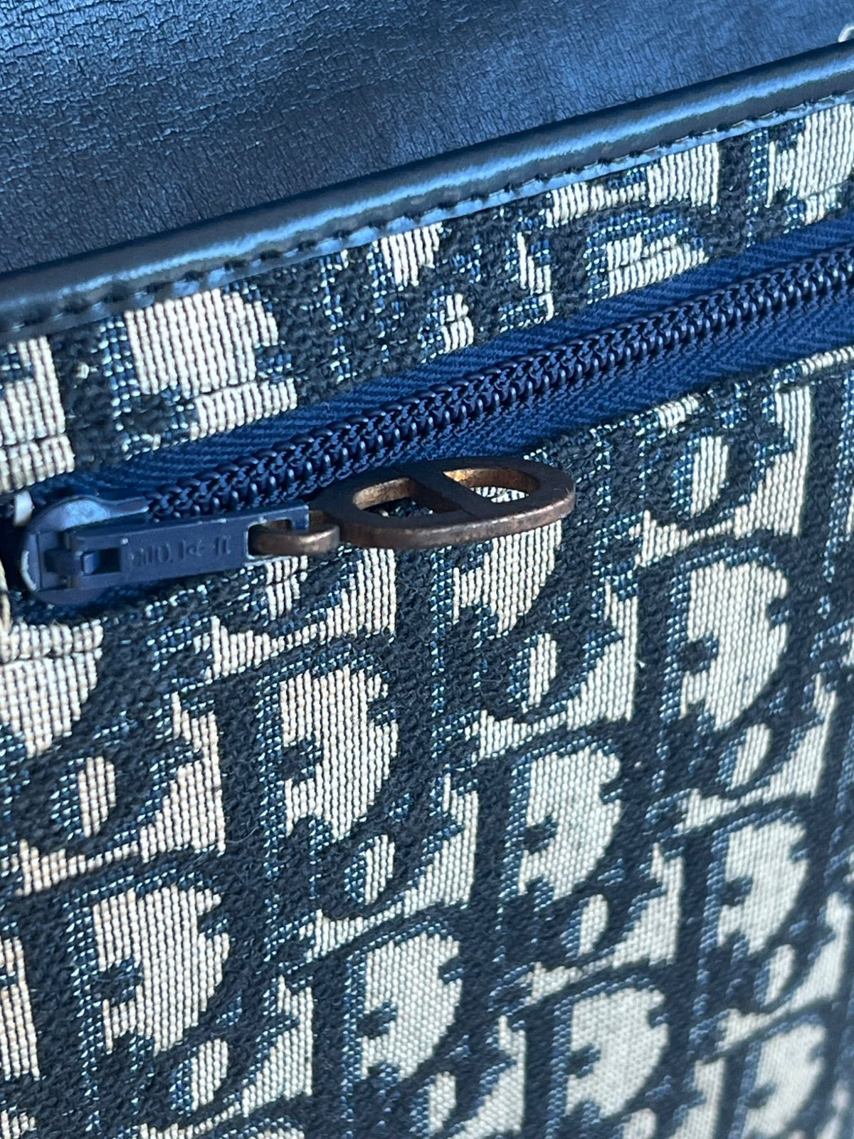 Dior Pochette Oblique Trotter en toile monogram et cuir — vue 14 | Le comptoir vintage