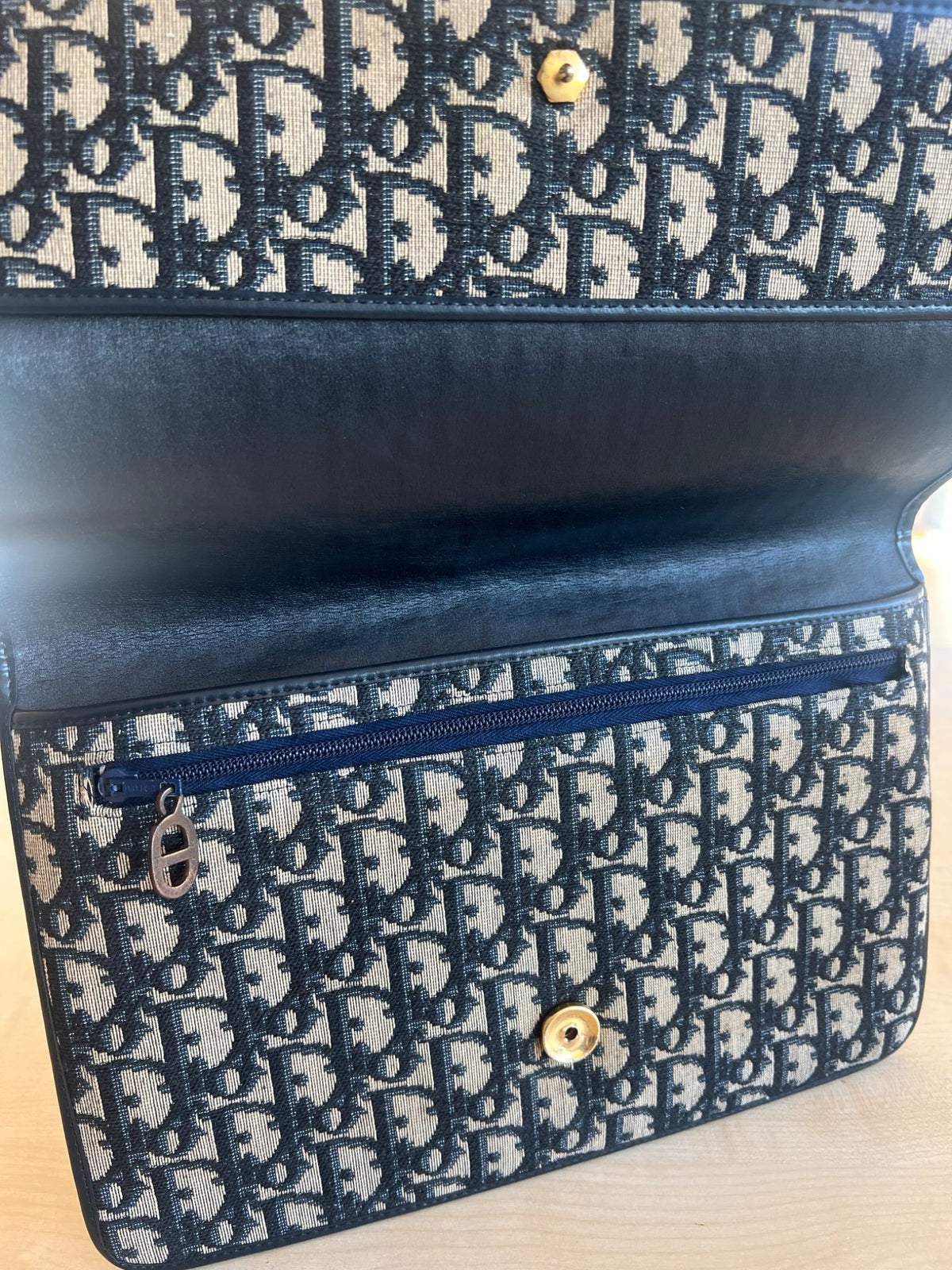 Dior Pochette Oblique Trotter en toile monogram et cuir — vue 17 | Le comptoir vintage