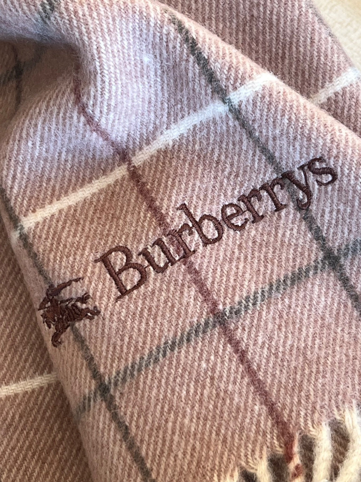 Burberrys Écharpe / Plaid en laine à carreaux authentifiée — Le comptoir vintage
