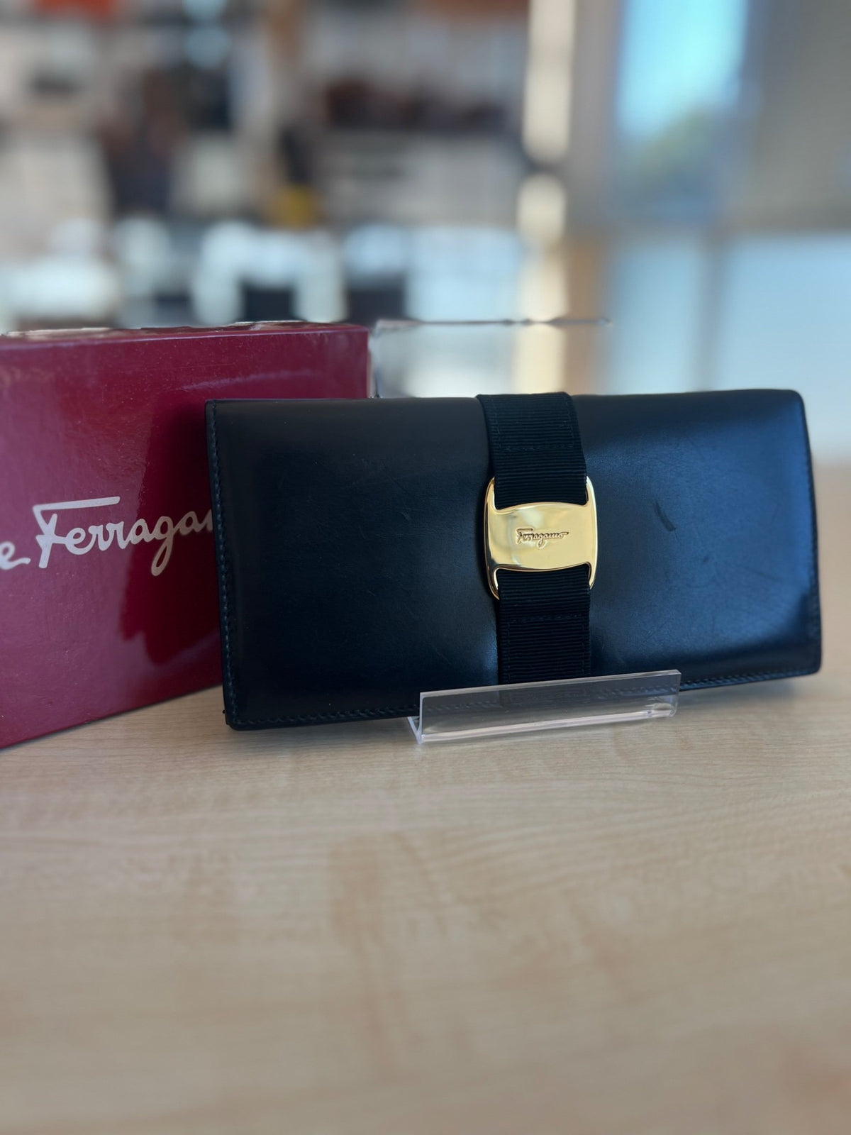 Salvatore Ferragamo Portefeuille long Vara en cuir noir authentifié — Le comptoir vintage