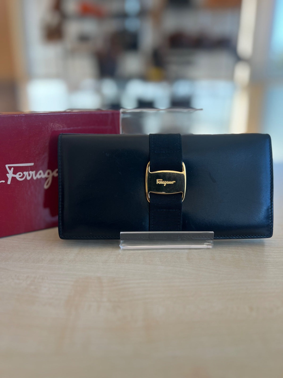 Salvatore Ferragamo Portefeuille long Vara en cuir noir — vue 2 | Le comptoir vintage