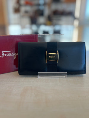 Salvatore Ferragamo Portefeuille long Vara en cuir noir — vue 2 | Le comptoir vintage