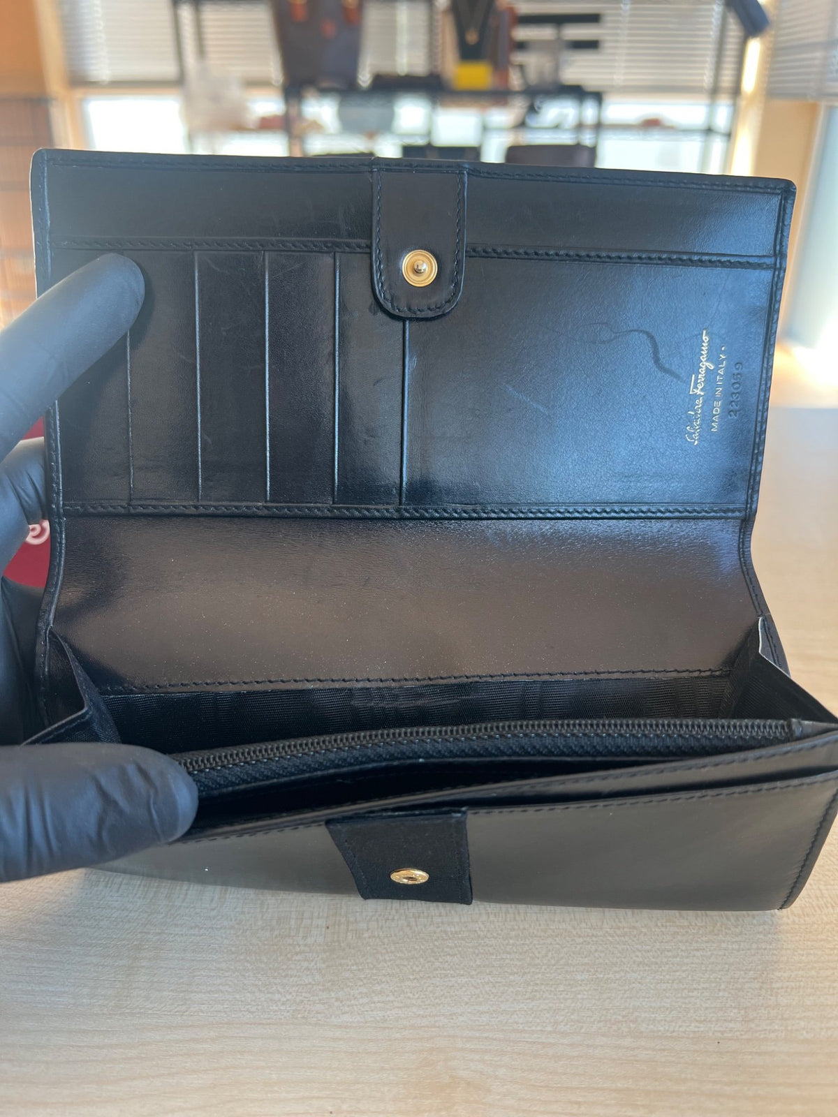 Salvatore Ferragamo Portefeuille long Vara en cuir noir — vue 4 | Le comptoir vintage