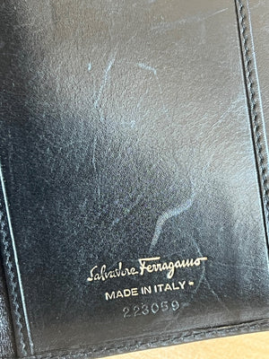 Salvatore Ferragamo Portefeuille long Vara en cuir noir — vue 5 | Le comptoir vintage