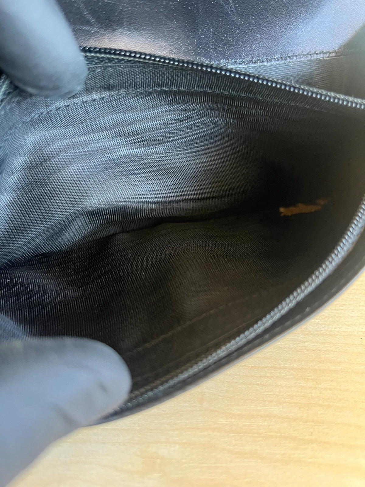 Salvatore Ferragamo Portefeuille long Vara en cuir noir — vue 9 | Le comptoir vintage