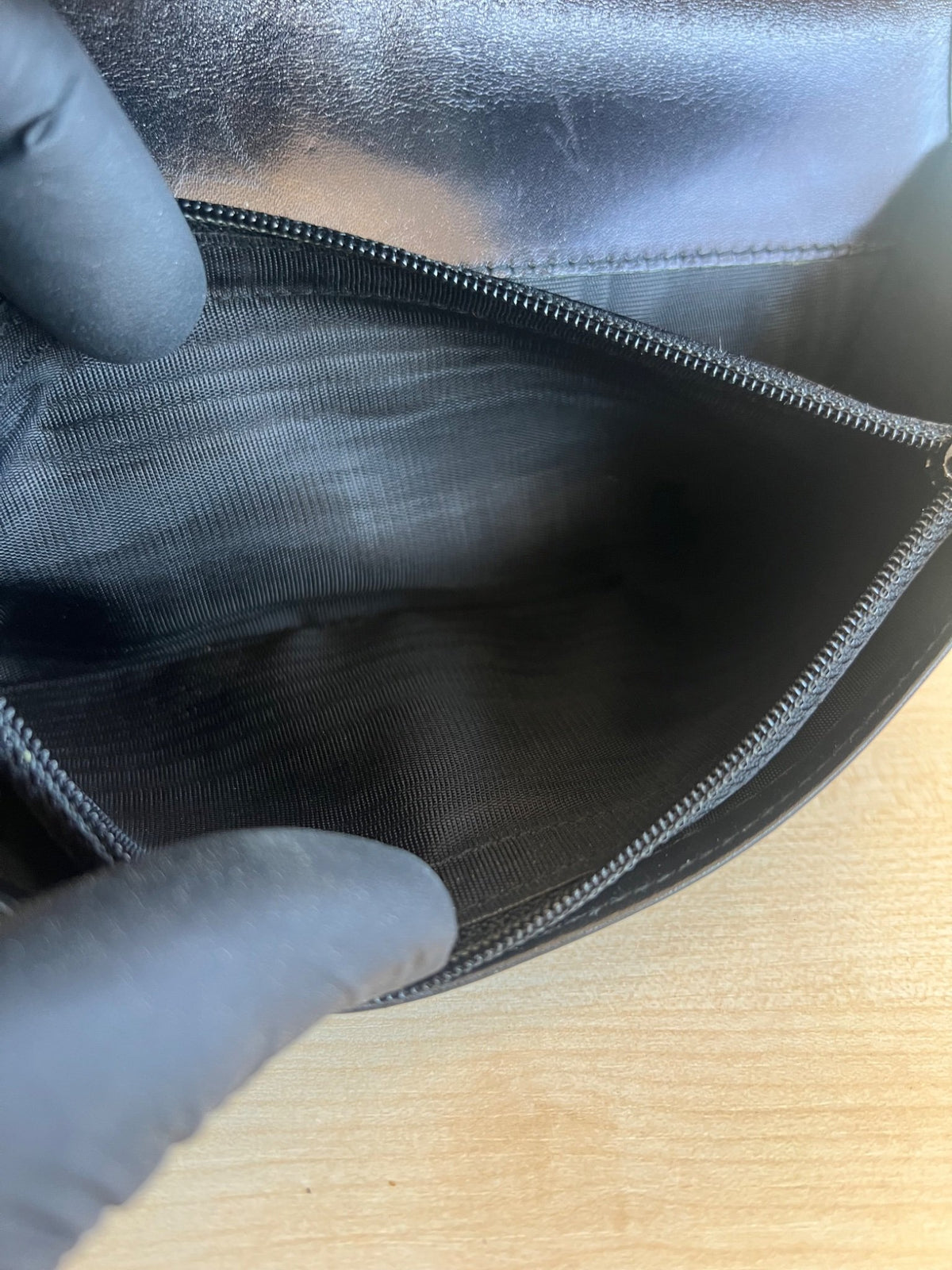 Salvatore Ferragamo Portefeuille long Vara en cuir noir — vue 10 | Le comptoir vintage
