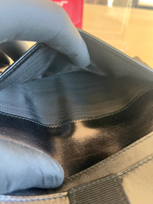 Salvatore Ferragamo Portefeuille long Vara en cuir noir — vue 11 | Le comptoir vintage