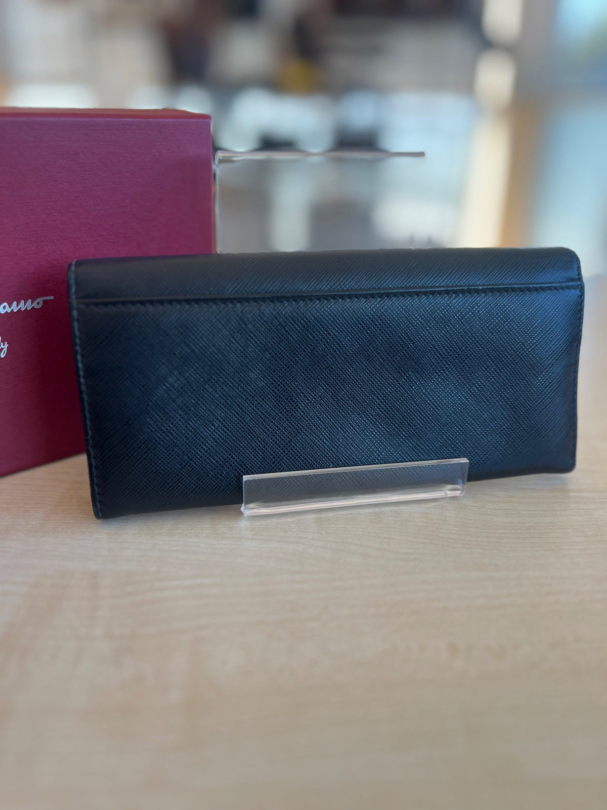 Salvatore Ferragamo Portefeuille long Vara Bow en cuir saffiano noir — vue 3 | Le comptoir vintage