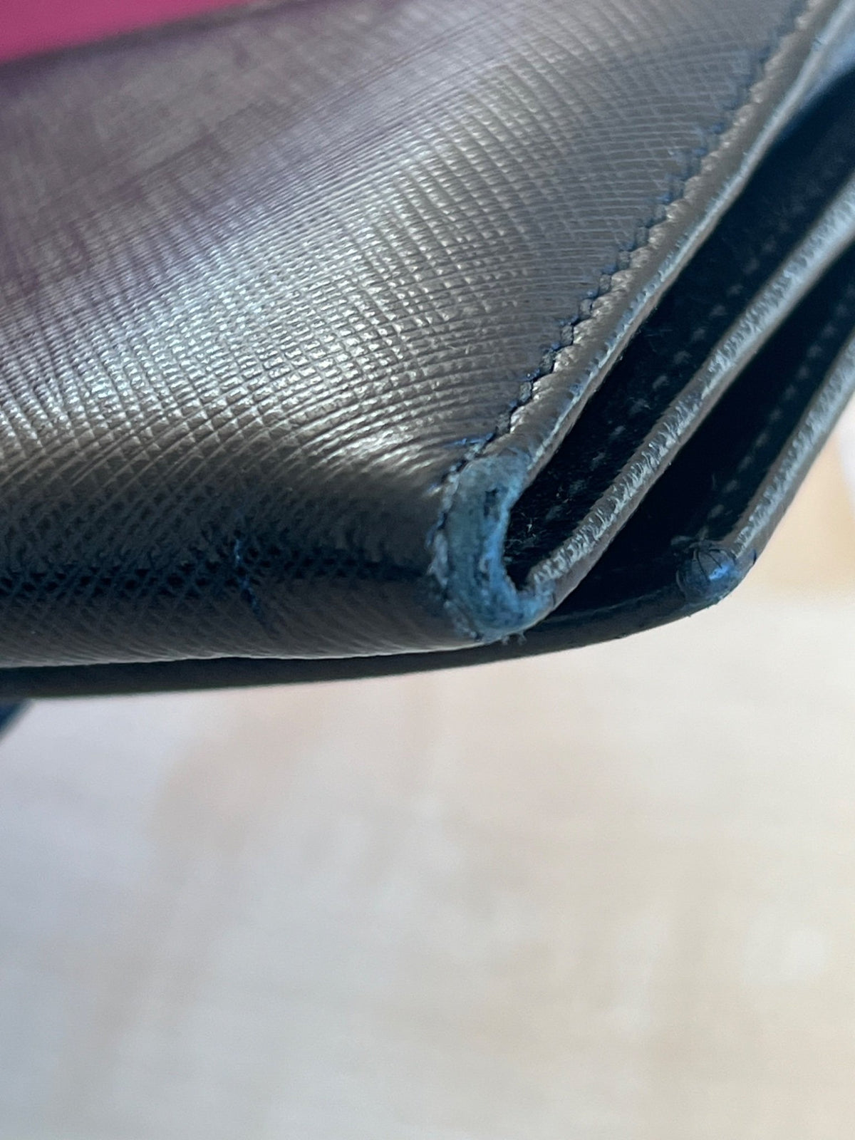 Salvatore Ferragamo Portefeuille long Vara Bow en cuir saffiano noir — vue 5 | Le comptoir vintage