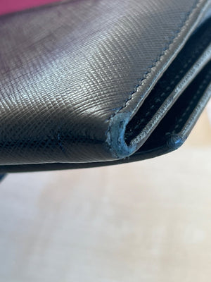 Salvatore Ferragamo Portefeuille long Vara Bow en cuir saffiano noir — vue 5 | Le comptoir vintage