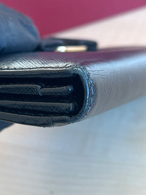 Salvatore Ferragamo Portefeuille long Vara Bow en cuir saffiano noir — vue 7 | Le comptoir vintage