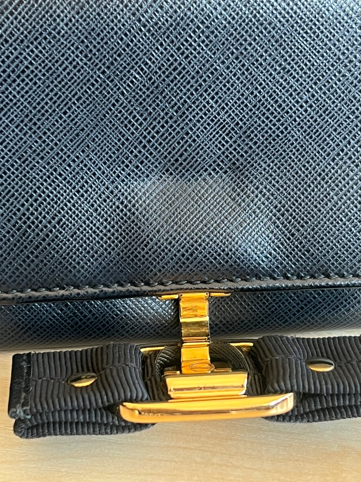 Salvatore Ferragamo Portefeuille long Vara Bow en cuir saffiano noir — vue 8 | Le comptoir vintage