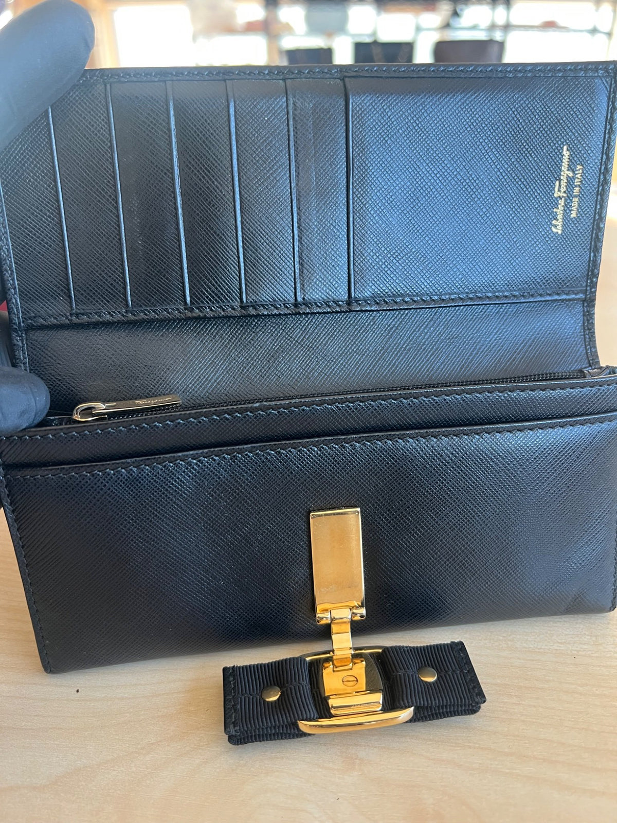 Salvatore Ferragamo Portefeuille long Vara Bow en cuir saffiano noir — vue 10 | Le comptoir vintage
