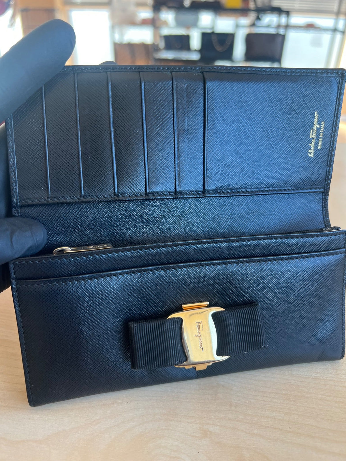Salvatore Ferragamo Portefeuille long Vara Bow en cuir saffiano noir — vue 11 | Le comptoir vintage