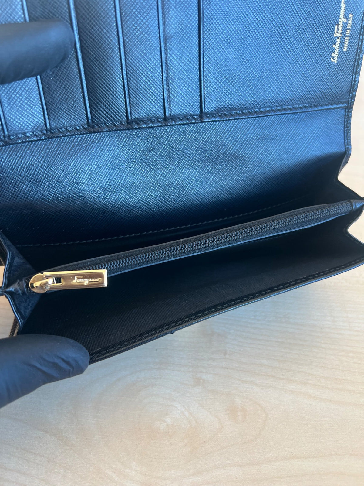 Salvatore Ferragamo Portefeuille long Vara Bow en cuir saffiano noir — vue 12 | Le comptoir vintage