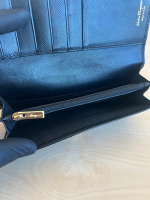 Salvatore Ferragamo Portefeuille long Vara Bow en cuir saffiano noir — vue 12 | Le comptoir vintage