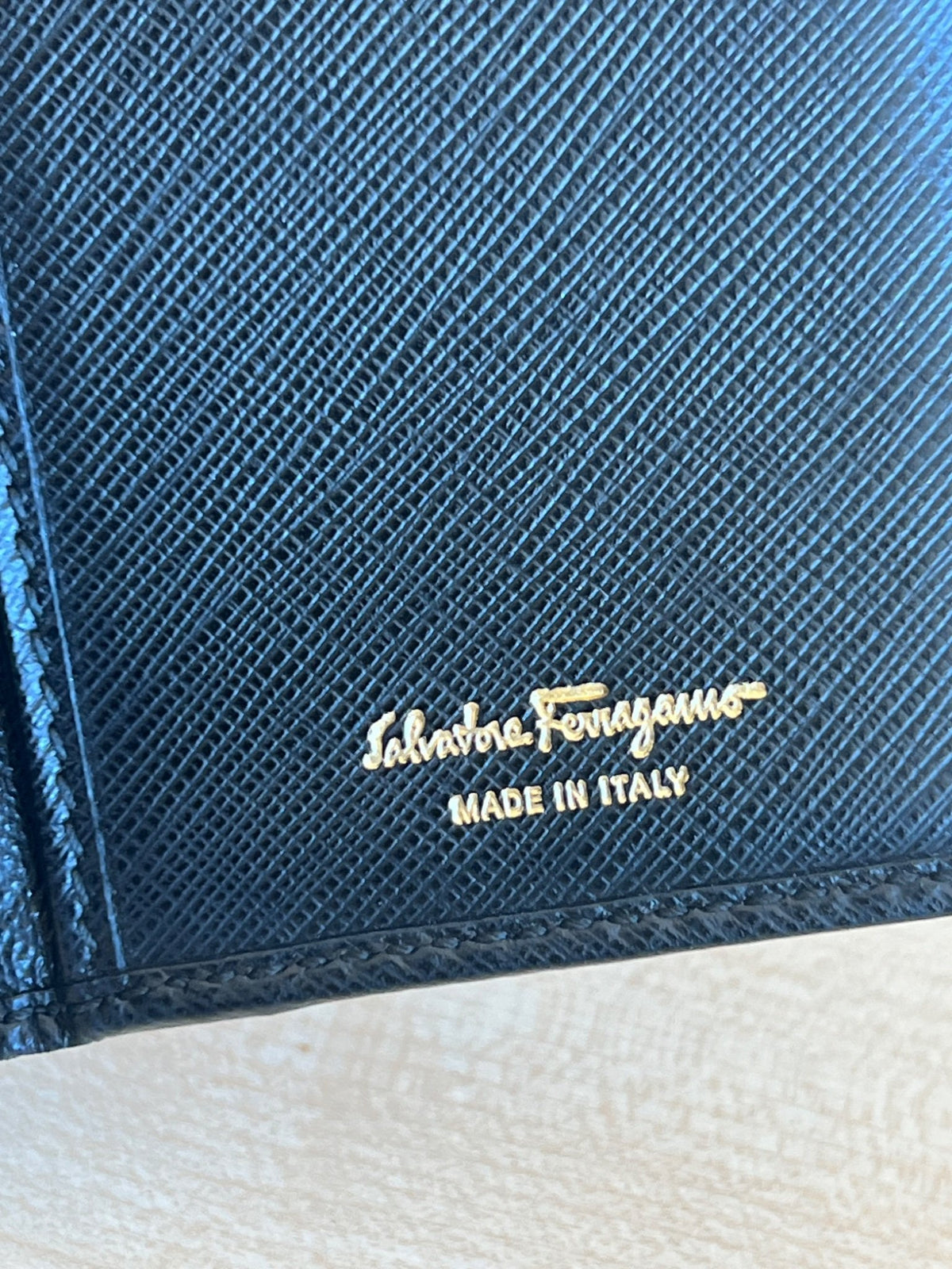 Salvatore Ferragamo Portefeuille long Vara Bow en cuir saffiano noir — vue 14 | Le comptoir vintage