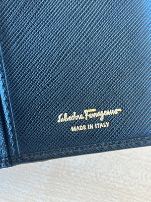 Salvatore Ferragamo Portefeuille long Vara Bow en cuir saffiano noir — vue 14 | Le comptoir vintage