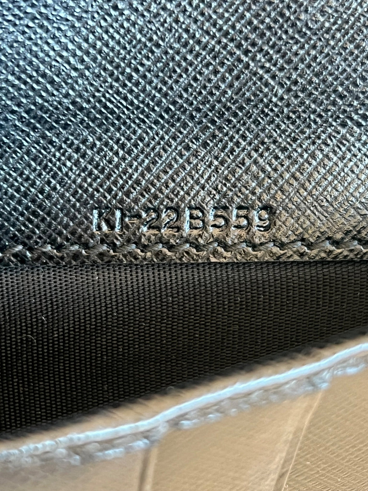 Salvatore Ferragamo Portefeuille long Vara Bow en cuir saffiano noir — vue 15 | Le comptoir vintage