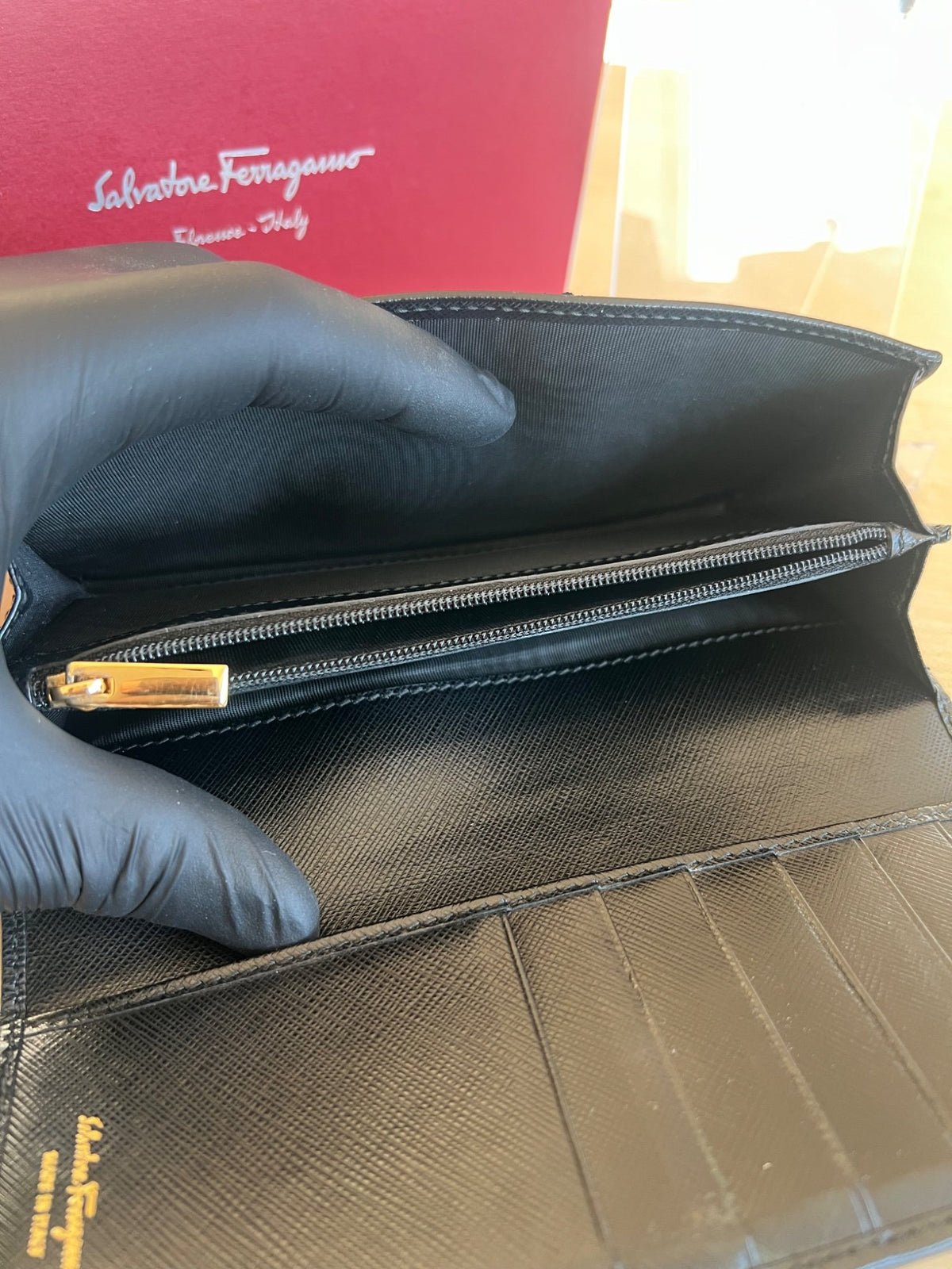 Salvatore Ferragamo Portefeuille long Vara Bow en cuir saffiano noir — vue 17 | Le comptoir vintage