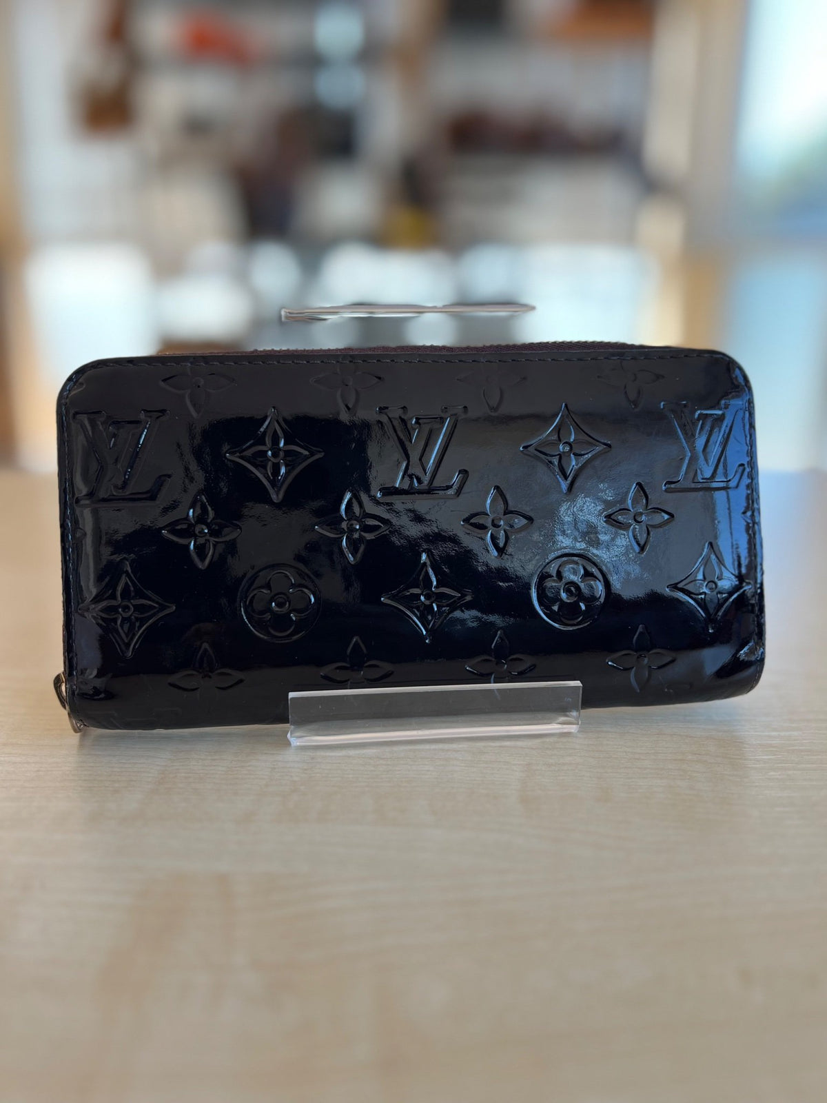 Louis Vuitton Portefeuille Zippy Vernis Monogram Amarante authentifié — Le comptoir vintage