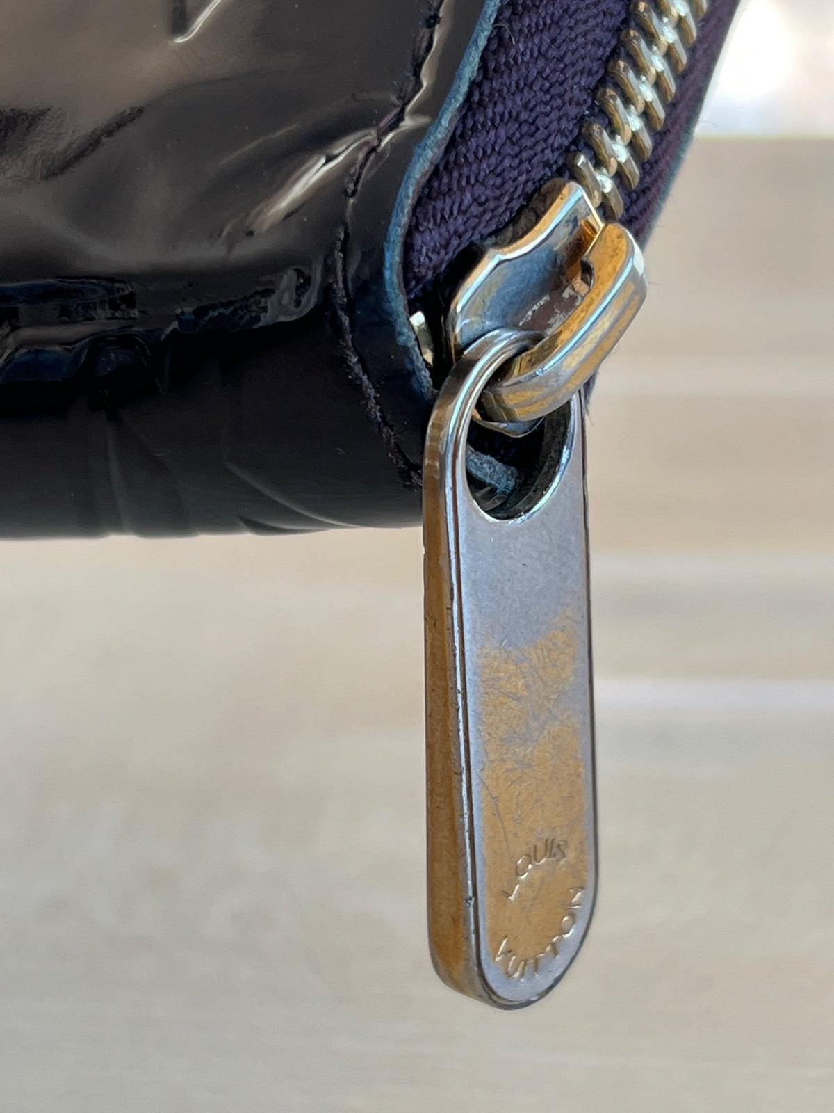 Louis Vuitton Portefeuille Zippy Vernis Monogram Amarante — vue 4 | Le comptoir vintage