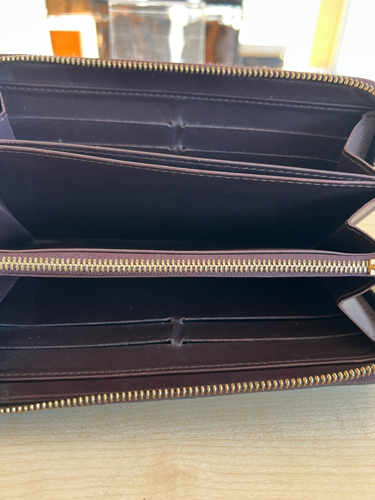Louis Vuitton Portefeuille Zippy Vernis Monogram Amarante — vue 6 | Le comptoir vintage