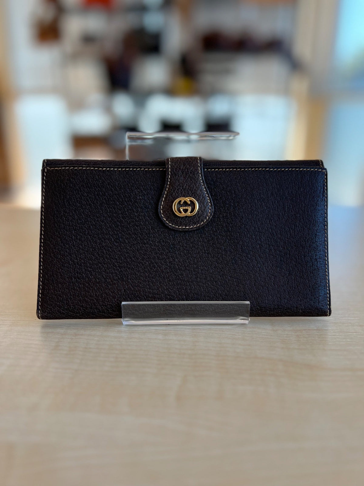 Gucci Portefeuille long en cuir grainé marron avec logo GG — vue 3 | Le comptoir vintage