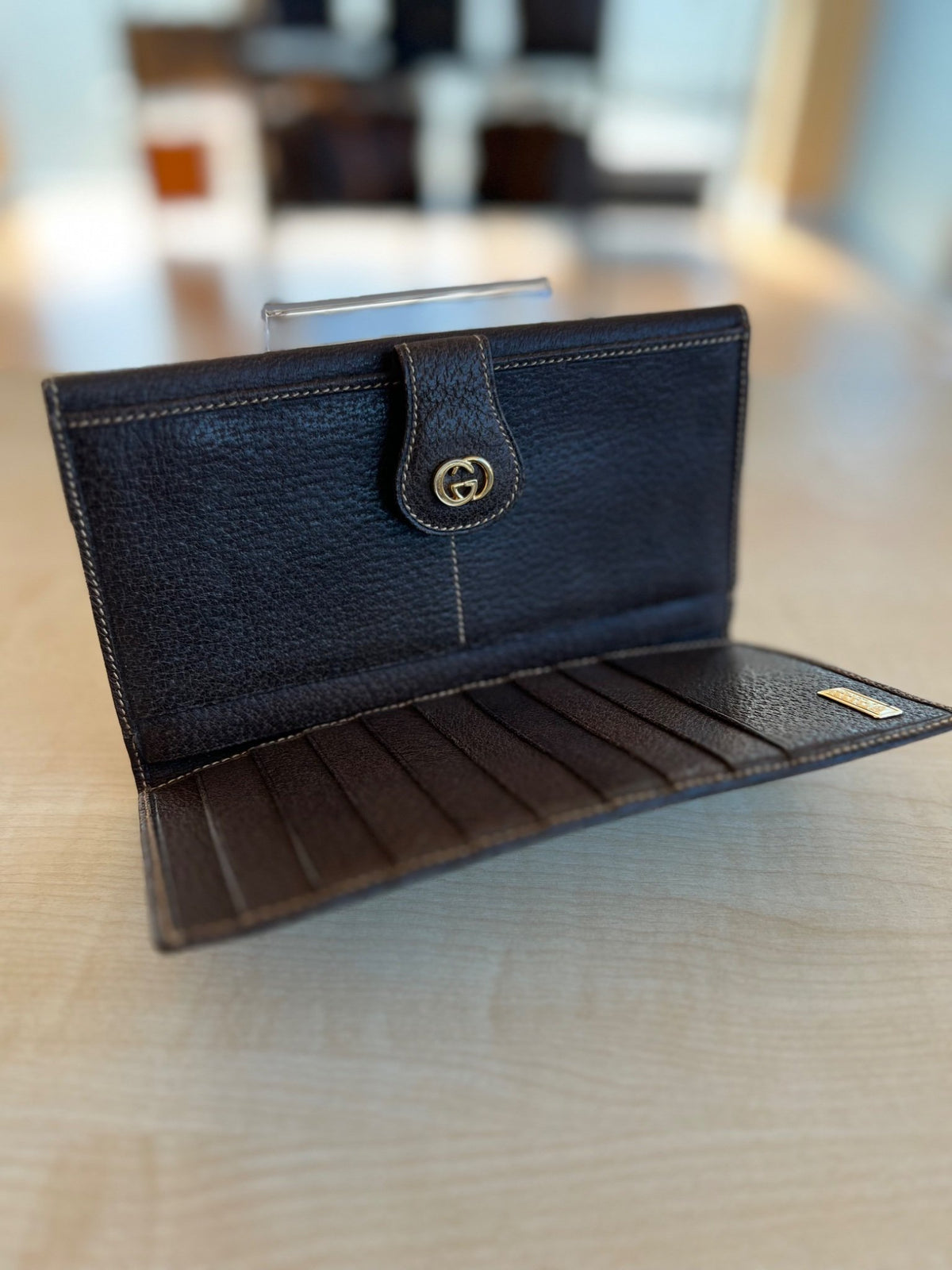 Gucci Portefeuille long en cuir grainé marron avec logo GG — vue 5 | Le comptoir vintage