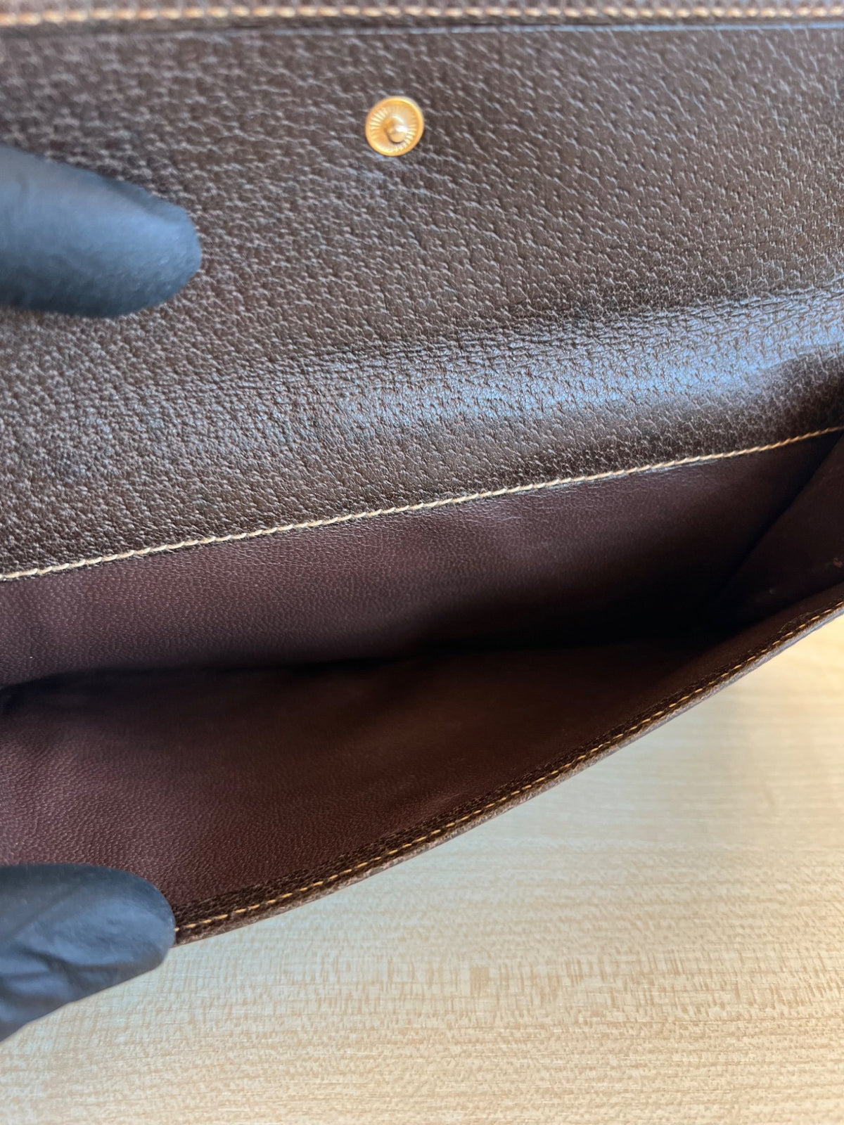 Gucci Portefeuille long en cuir grainé marron avec logo GG — vue 6 | Le comptoir vintage