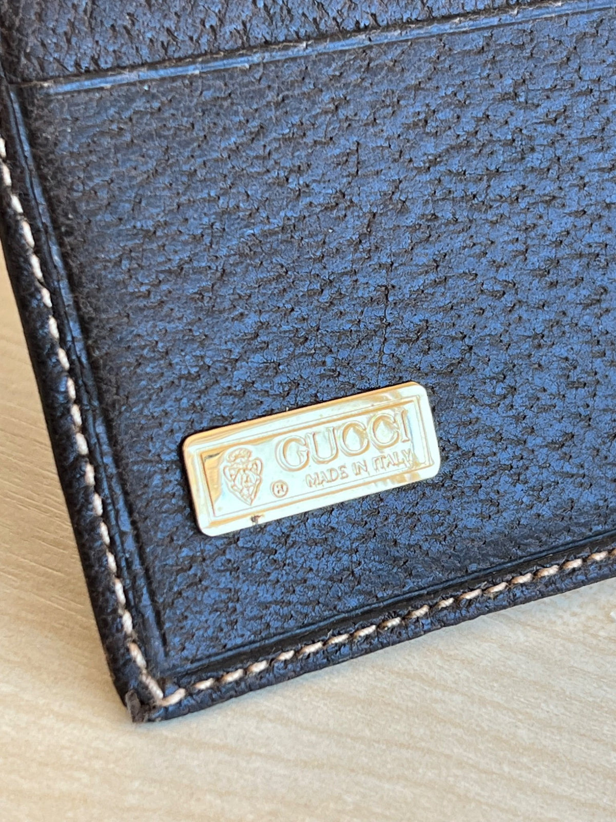Gucci Portefeuille long en cuir grainé marron avec logo GG — vue 7 | Le comptoir vintage