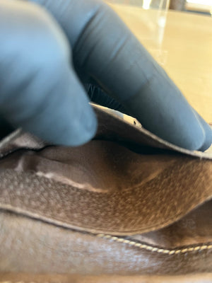 Gucci Portefeuille long en cuir grainé marron avec logo GG — vue 10 | Le comptoir vintage